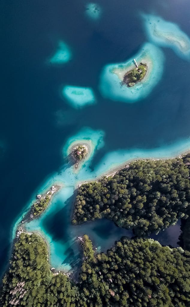 Stunning aerial view of turquoise waters and lush islands in Grainau, Germany.